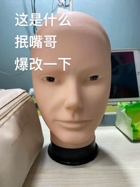 男人抿嘴心理学_男人抿嘴代表什么