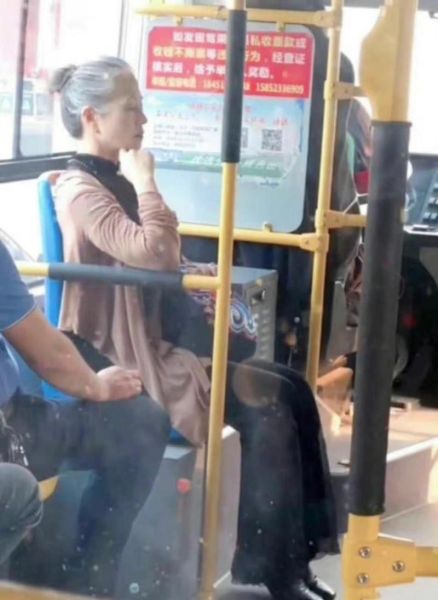 白发戴花表达什么情感_白发戴花象征意义