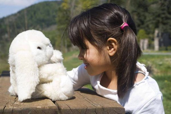 玩具如何表达情感_孩子为什么喜欢抱玩偶