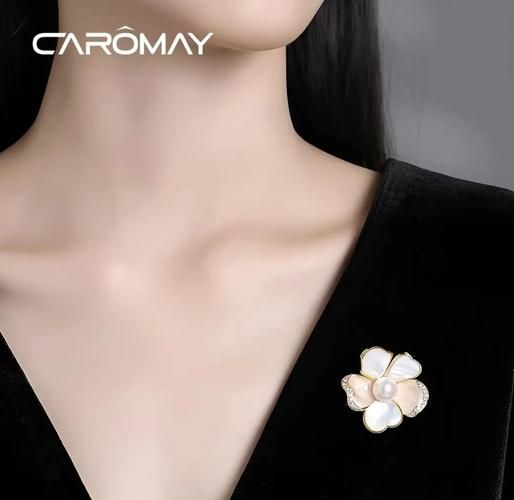 胸针怎么搭配衣服_胸针佩戴位置有哪些