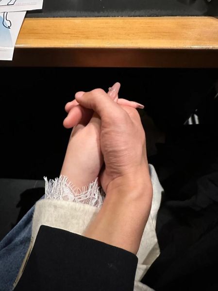 牵手代表什么情感_牵手在爱情里意味着什么