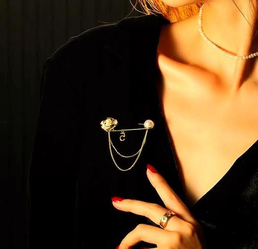 胸针怎么搭配衣服_胸针适合什么场合